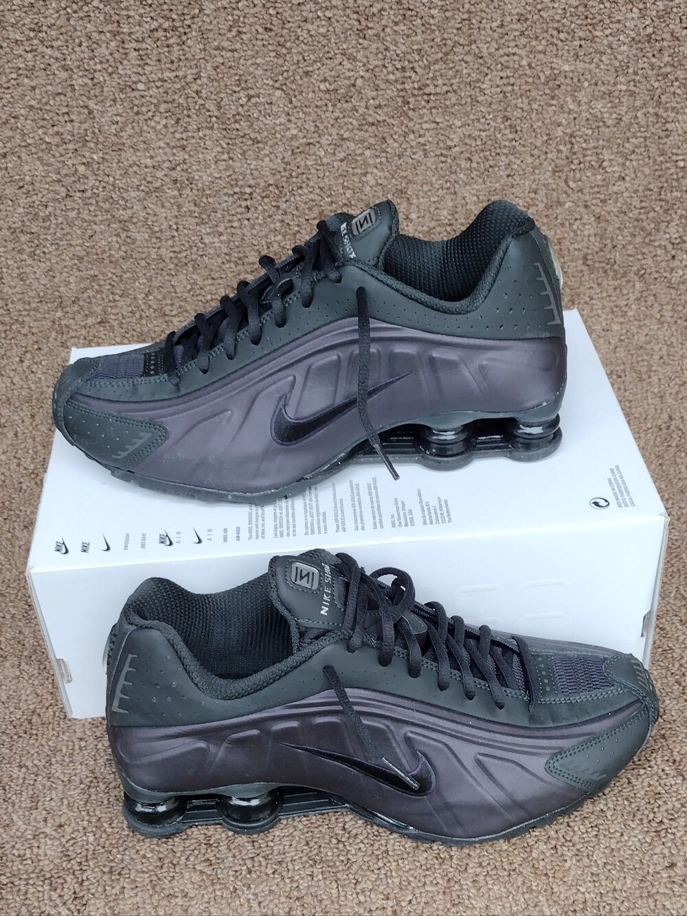 Nike Shox R4 Cave Purple Black HQ1988-500 Size  US 9 In Excellent Condition